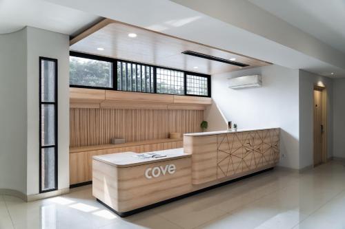 a lobby with a cvo counter in a room at Cove Bona Sort Pasar Baru in Jakarta