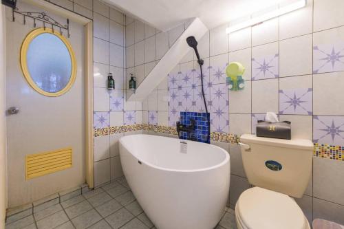 冬山鄉的住宿－清泉親子villa溜滑梯樂園 Homestay，带浴缸和卫生间的浴室。