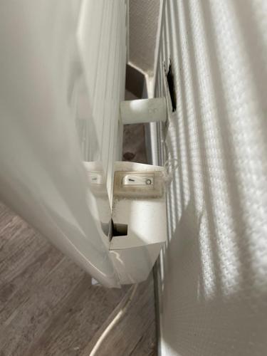 un coin d'une pièce avec un rideau blanc dans l'établissement Plage et commerces à 50m, sans télé pour déconnecter !, à Houlgate