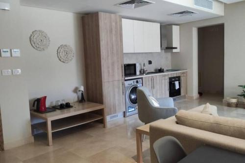 Η κουζίνα ή μικρή κουζίνα στο Mangroovy Magic PoolView 1BR in Beachfront Complex M3 3A 13