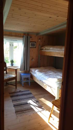 a bedroom with two bunk beds and a desk at Hallingstue by Hallstensgaard - Geilo in Geilo