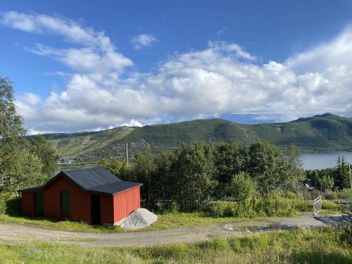 un pequeño cobertizo al lado de una carretera junto a un lago en Hallingstue by Hallstensgaard - Geilo, en Geilo
