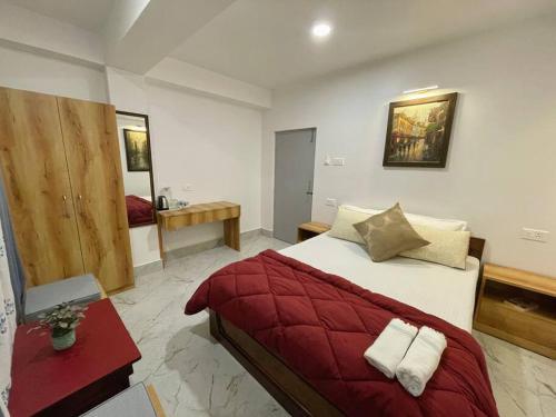 Un dormitorio con una cama grande con una manta roja. en Ga-Ki-Khim Homestay, en Gangtok