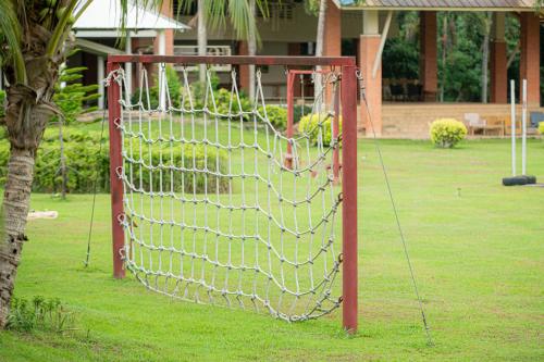 a net in the middle of a yard at Eco Hotel by Thammasat in Bang Lamung