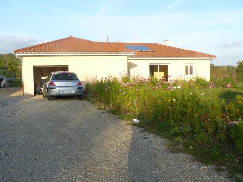 a car parked in front of a house at maison plein pied sur grand terrain VIELLE in Ytrac