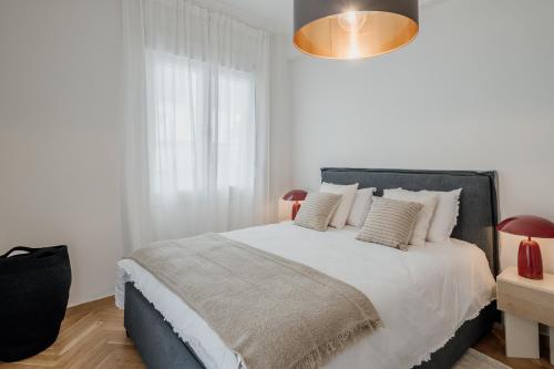 雅典的住宿－Bella，白色卧室配有一张带白色枕头的大床