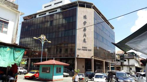 ein Gebäude mit einem Schild darauf in einer Stadt in der Unterkunft Hotel Ming Kiong 