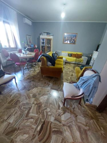 sala de estar con sofás, sillas y mesa en penelope bedroom, en Cesano