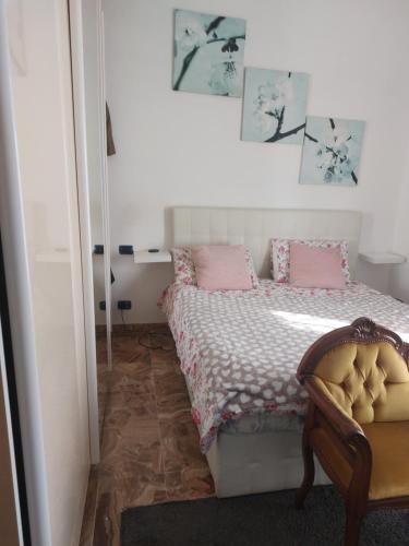 1 dormitorio pequeño con 1 cama y 1 silla en penelope bedroom, en Cesano