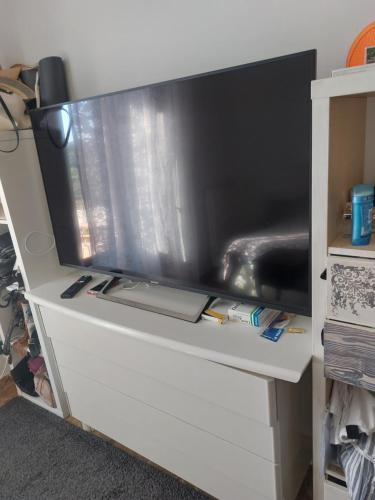 En TV eller et underholdningssystem på penelope bedroom