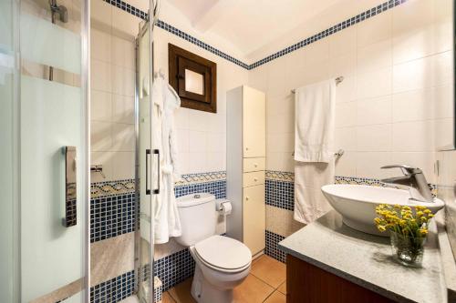 a bathroom with a toilet and a sink at Villa Marilina in Sant Miquel de Balansat