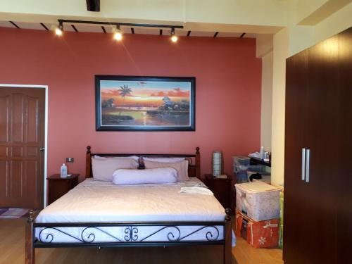 CatmonにあるKums Vacation Houseのベッドルーム1室(壁に絵画が描かれたベッド1台付)