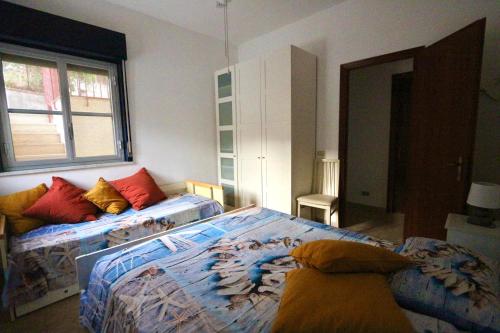 Un dormitorio con una cama y un sofá y una ventana. en Casa vite, en Forza dʼAgro