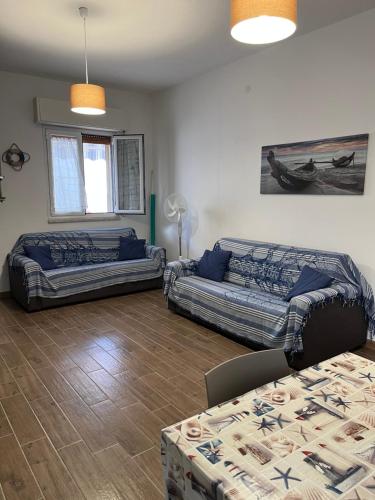 salon z 2 łóżkami i kanapą w obiekcie VILLA FRANCA w mieście Fontane Bianche