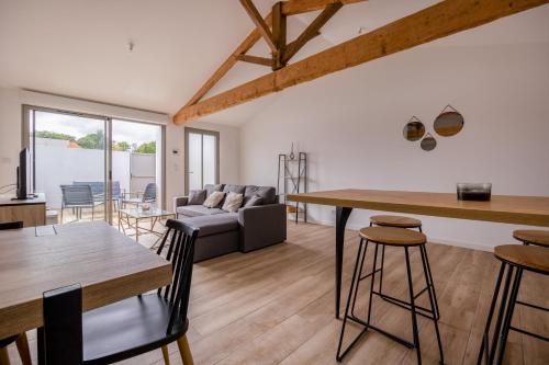 une cuisine et un salon avec une table et des chaises dans l'établissement L'oasis à bulles, climatisé, à Marsilly