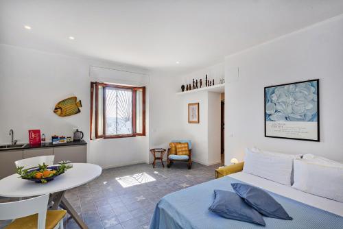 een woonkamer met een bed en een tafel en een keuken bij Yellow Suite sul Lungomare di Recco by Wonderful Italy in Recco