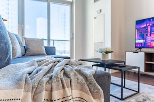 Executive 2 Bedroom Condo Close to Square ONE – Photos 5
