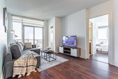 Executive 2 Bedroom Condo Close to Square ONE – Photos 2