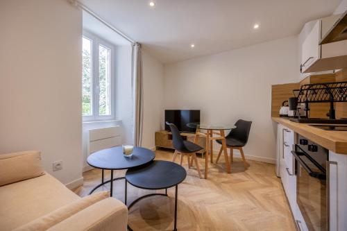 un salon avec un canapé et une table dans l'établissement Le Cocon Urbain en Hyper Centre, à La Rochelle