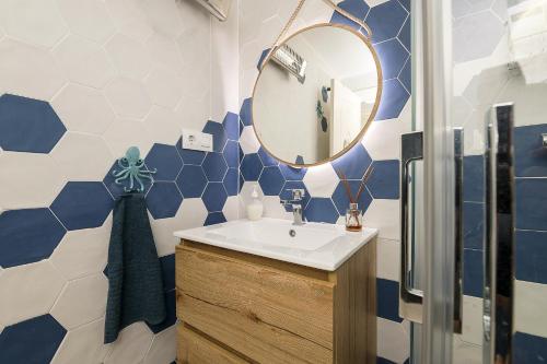 a bathroom with a sink and a mirror at Camarote de Algetares in Algeciras