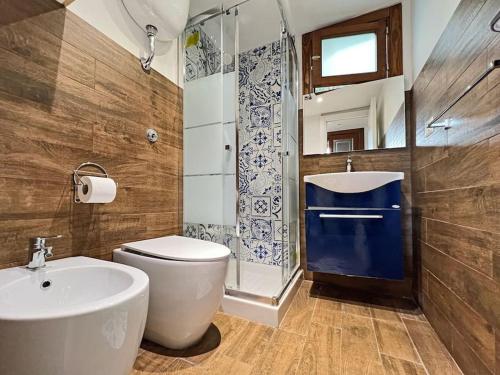 uma casa de banho com um WC, um lavatório e um chuveiro em Chalet Relax & Pool em Pompeia