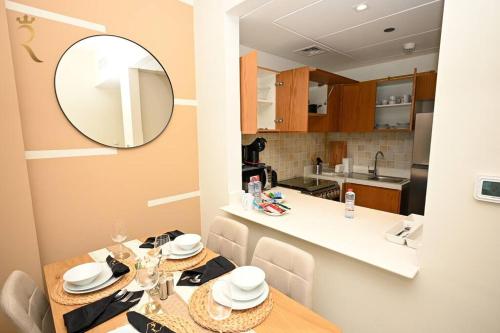 Kuchyň nebo kuchyňský kout v ubytování Ace 1BR-Apartment in Al reem