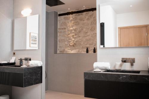 een badkamer met 2 wastafels en een spiegel bij La Maison Verchant in Montpellier