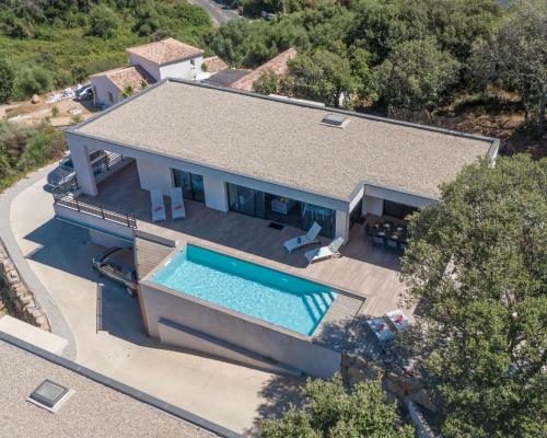 an aerial view of a house with a swimming pool at Villa Cupabia vue mer in Viggianello