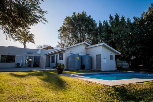 une maison avec une piscine dans une cour dans l'établissement Marilyn's Rooms, à Swellendam