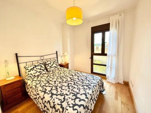 Un dormitorio con una cama en blanco y negro y una ventana en Valleca Tren Sierra Guadalupe 1, en Madrid