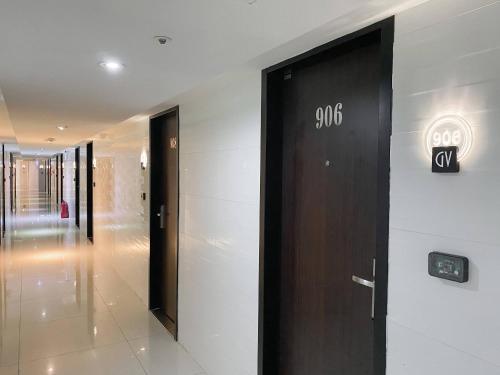 winda w budynku z napisem na ścianie w obiekcie Guide Hotel Taoyuan Fuxing w mieście Taoyuan