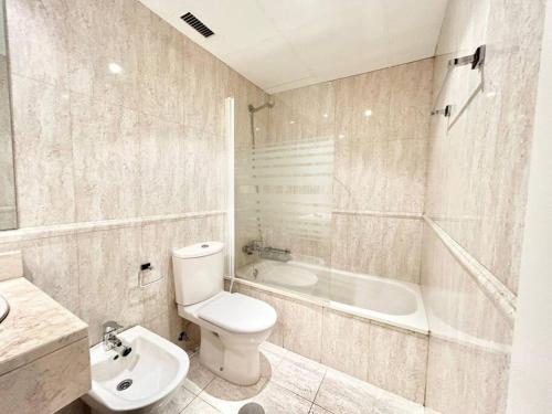 a bathroom with a toilet and a tub and a sink at Valleca Tren Sierra Guadalupe 1 in Madrid