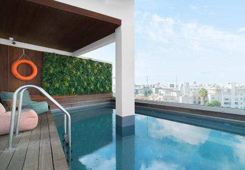 Leonardo Boutique Hotel Larnacaの敷地内または近くにあるプール