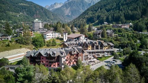 una vista aérea de un complejo en las montañas en Blu Hotel Acquaseria, en Ponte di Legno