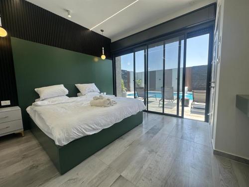 傑里科的住宿－ alzain 2 villas فلل الزين ٢，一间卧室设有一张大床和绿色的墙壁