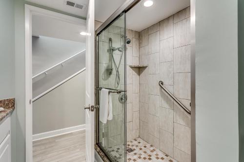 ein Bad mit einer Dusche und einer Glastür in der Unterkunft Savoy Penthouse 601 in Myrtle Beach