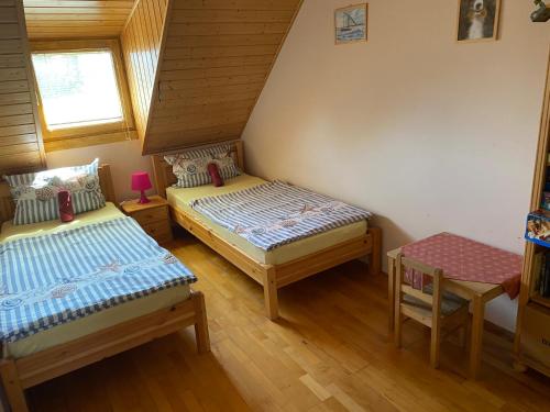 מיטה או מיטות בחדר ב-Nyaraló a Balaton parton