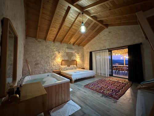 um quarto com uma cama e uma banheira num quarto em Villa Luvia em Kas