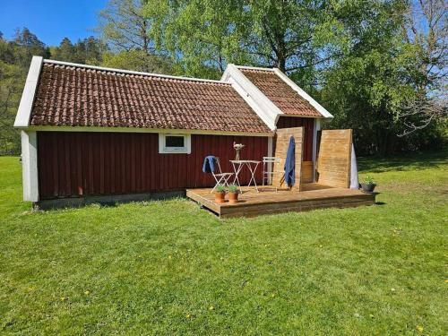 Taman di luar Mysigt 1720 tals torp på privat halvö nära Göteborg