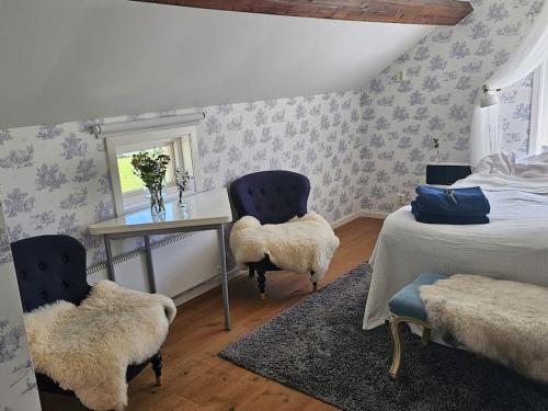 Katil atau katil-katil dalam bilik di Mysigt 1720 tals torp på privat halvö nära Göteborg