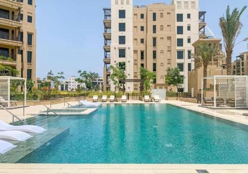 Bazén v ubytování Charming Two Bedroom in Madinat Jumeirah Living nebo v jeho okolí