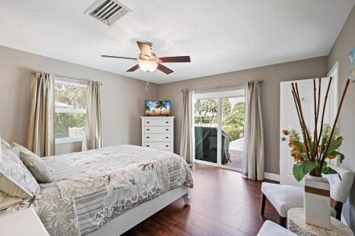 マルコ・アイランドにあるPet-friendly two-story home with pool, spa, and grillのベッドと天井扇風機のある寝室