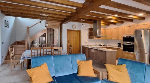 eine Küche mit einem blauen Sofa und einem Tisch in der Unterkunft Casa Rural Launtzin Landetxea in Areatza