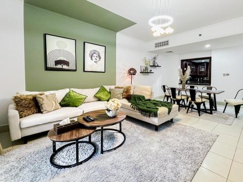 uma sala de estar com um sofá e uma mesa em Trophy - Burj Khalifa View Serenity Suite no Dubai