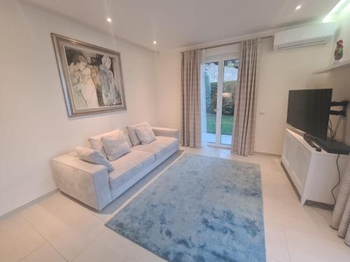a living room with a couch and a tv at Colonno Panoramica Lago Di Como in Colonno