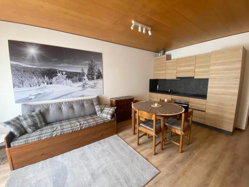 uma sala de estar com um sofá e uma mesa em Casa Monte Zebio em Asiago