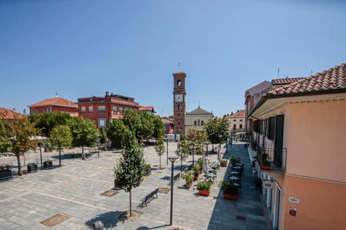 a city street with a clock tower in the distance at Bilocale Centralissimo in Leinì