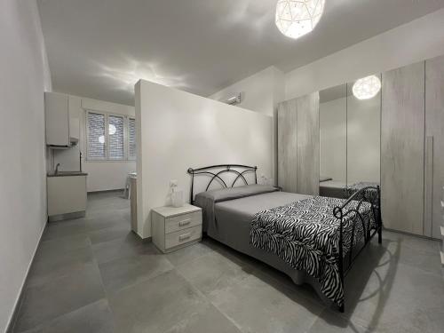 宛圖里那的住宿－Fiume 21 apartment -3- Venturina Terme，一间卧室配有床,厨房