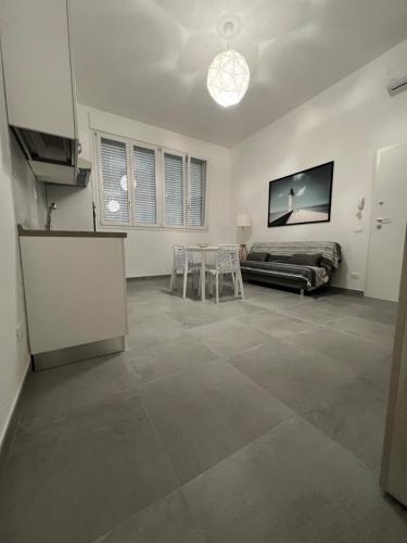 ein Wohnzimmer mit einem Sofa und einem Tisch in der Unterkunft Fiume 21 apartment -3- Venturina Terme in Venturina Terme