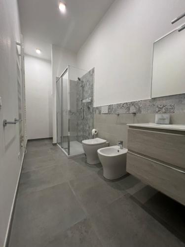 宛圖里那的住宿－Fiume 21 apartment -3- Venturina Terme，浴室配有卫生间、盥洗盆和淋浴。